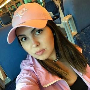 Meet your Posher, Larissa